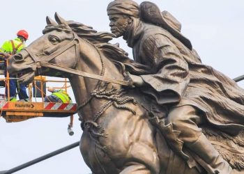 Bénin : La statue de Bio Guéra attire la curiosité à Cotonou