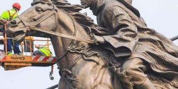 Bénin : La statue de Bio Guéra attire la curiosité à Cotonou