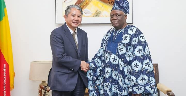 Bénin : l’ambassadeur japonais Hideki Uézono en audience chez Vlavonou