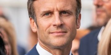 Commerce international : Macron dénonce les tarifs injustes de Trump