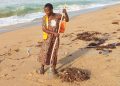 Bénin : Voici l’histoire de Clémence Ewé, la femme qui lutte contre les déchets de mer à Grand-Popo