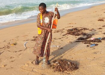 Bénin : Voici l’histoire de Clémence Ewé, la femme qui lutte contre les déchets de mer à Grand-Popo