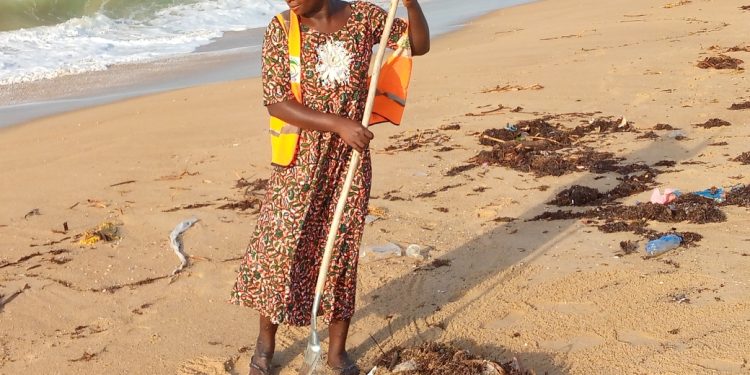 Bénin : Voici l’histoire de Clémence Ewé, la femme qui lutte contre les déchets de mer à Grand-Popo