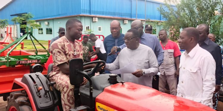 Bénin : Le gouvernement distribue des équipements agricoles à plusieurs entrepreneurs